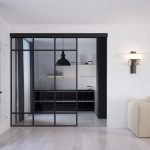 Árbol interior junto a la ventana