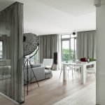 Cortinas grises en las ventanas