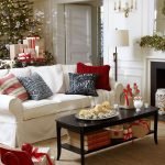 Adornos navideños en mesas y chimenea