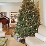 Fluffy árbol de Navidad en la sala de estar.