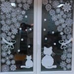 Decoración de ventana con copos de nieve