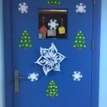 Copos de nieve de papel en la puerta