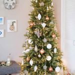 Árbol de Navidad decorado con diferentes bolas.
