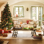 Árbol de navidad en la esquina de la sala
