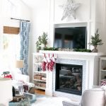 Pequeños árboles de navidad en la chimenea