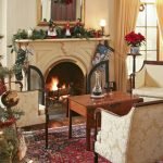 Velas y ramitas de árboles de navidad en la chimenea