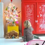 Pequeño árbol de navidad artificial en la esquina