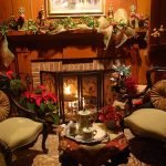 Salón navideño con chimenea
