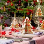 Árboles de Navidad de pan de jengibre en platos