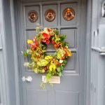 Brillante corona de Navidad en la puerta