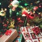 Un lugar para regalos debajo del árbol de navidad