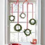 Decoración de ventanas con coronas navideñas
