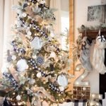 Elegante árbol de navidad en la habitación
