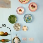 Platos decorativos en la sala de estar
