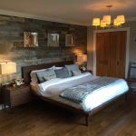 Madera oscura sobre la cama
