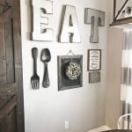 Letras 3D y elementos de cocina.