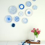 Placas azules en la pared
