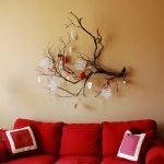 Decoración de pared de año nuevo con una rama