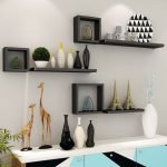 Estantes con diferentes elementos decorativos.