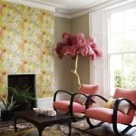 Interior con arbol decorativo
