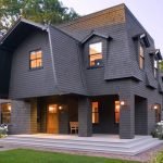 Casa negra con un ático