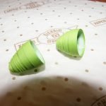 Para las hojas, retorcemos conos franjas verdes