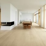 Piso brillante mejora la habitación