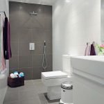 Piso de baldosas grises en el baño