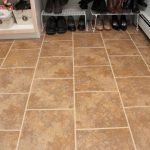 Azulejo beige en el pasillo