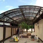 Toldo forjado con policarbonato