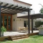 Toldo con postes de madera