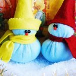 Muñecos de nieve con sombreros y bufandas