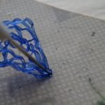 Con un punzón calentado hacemos un agujero en la punta