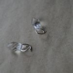 Por separado, colocamos anillos en gotas de cuentas