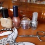 Esmalte de uñas, tijeras y patrón
