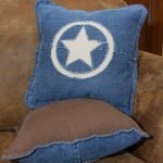 Almohadas de bricolaje en el sofá