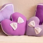 Almohadas letras y corazones