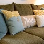 Almohadas con diferente decoración.