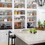 Lustre com velas no interior