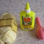 Hilo, bola y pegamento