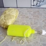 remojar el hilo en pegamento