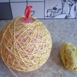 Pega la pelota con hilos