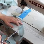 Corta y dobla los bordes de las cintas.