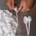 Corta las cucharas debajo de la base