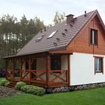 Casa con base de piedra.