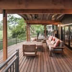 Terraza con sala y comedor.
