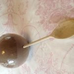 Sujetar una cuchara en una bola de chocolate