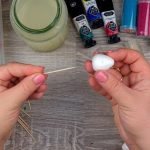 Inserte un palillo de dientes en la base