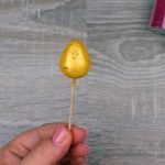 Añade un color dorado.