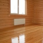Piso de madera barnizada